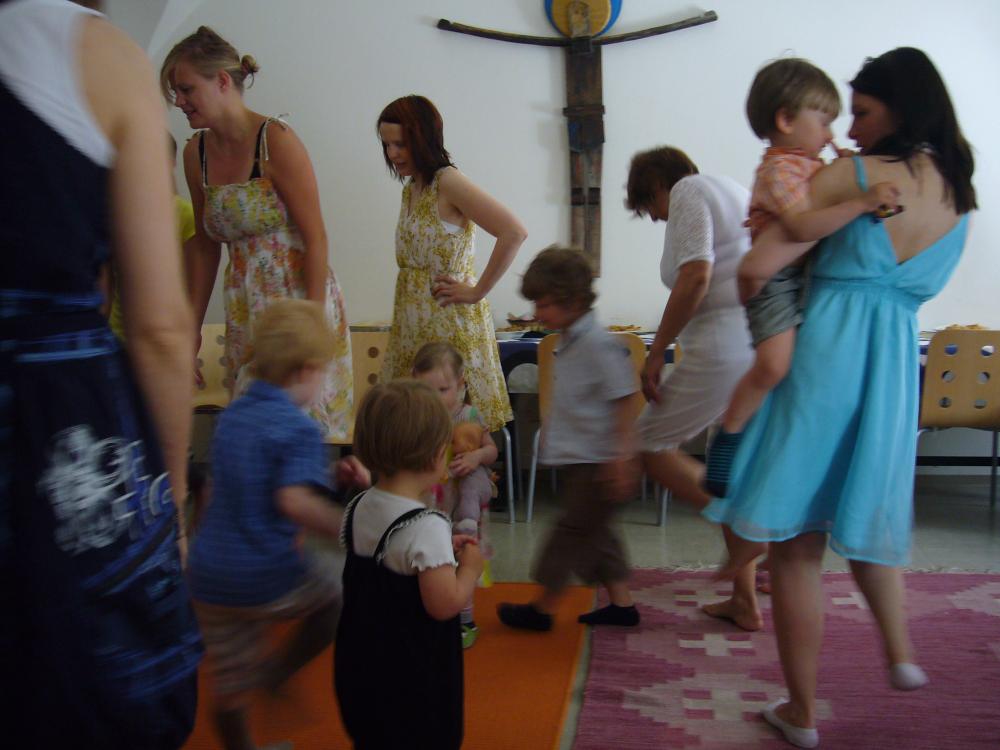 Äidit ja lapset tanssivat muskarissa.