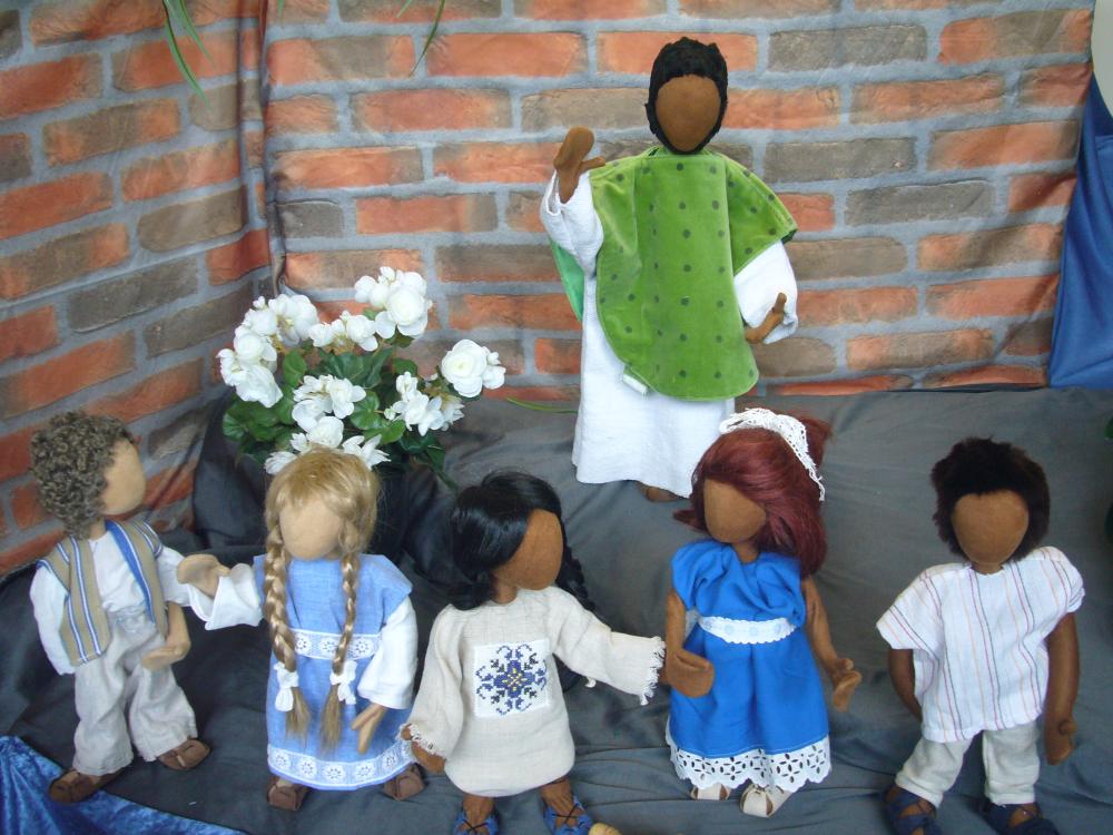 Nukkeinstallaatio aiheesta Jeesus siunaa lapsia