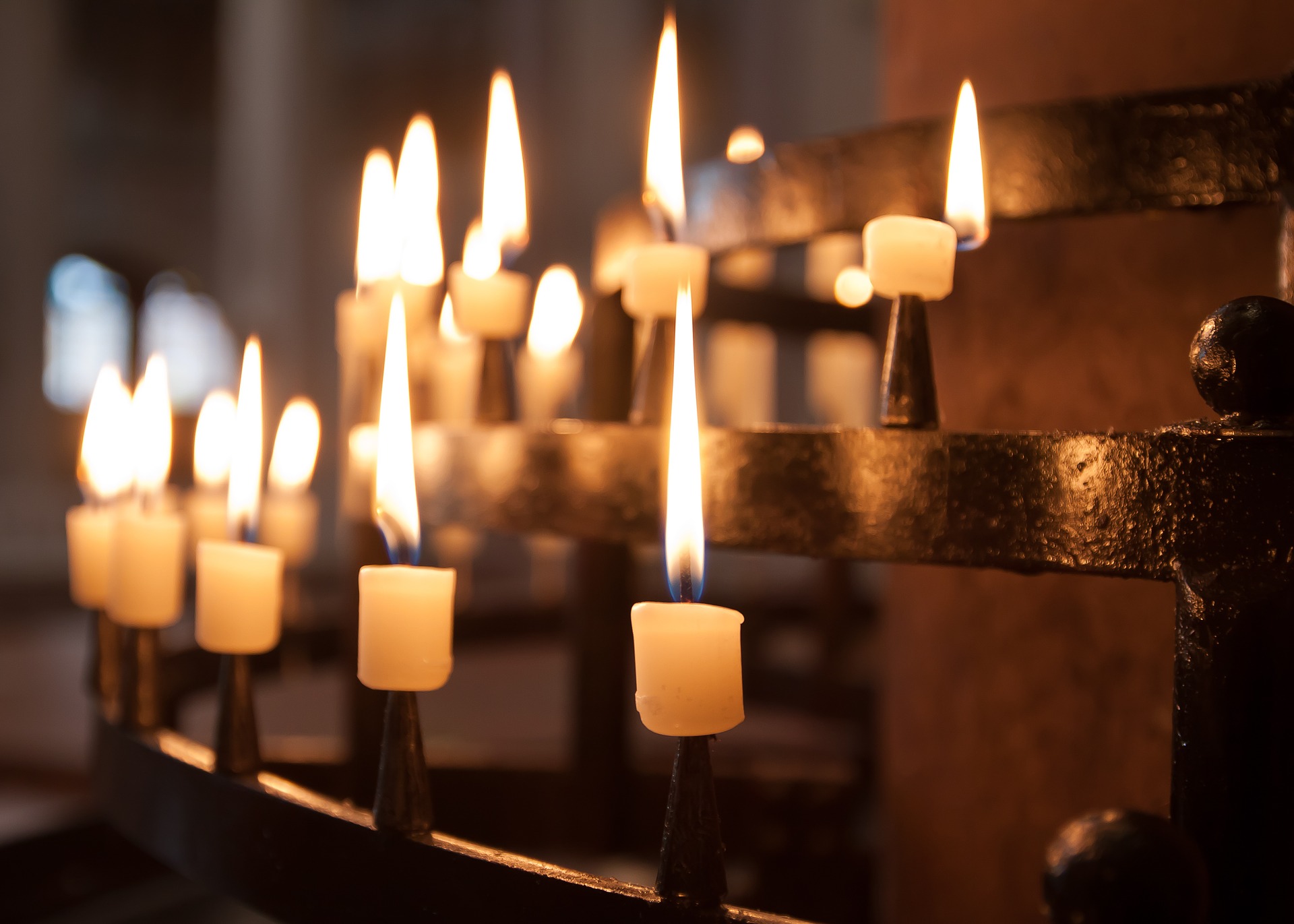 Palavia kynttilöitä kirkon rukouskynttelikössä.